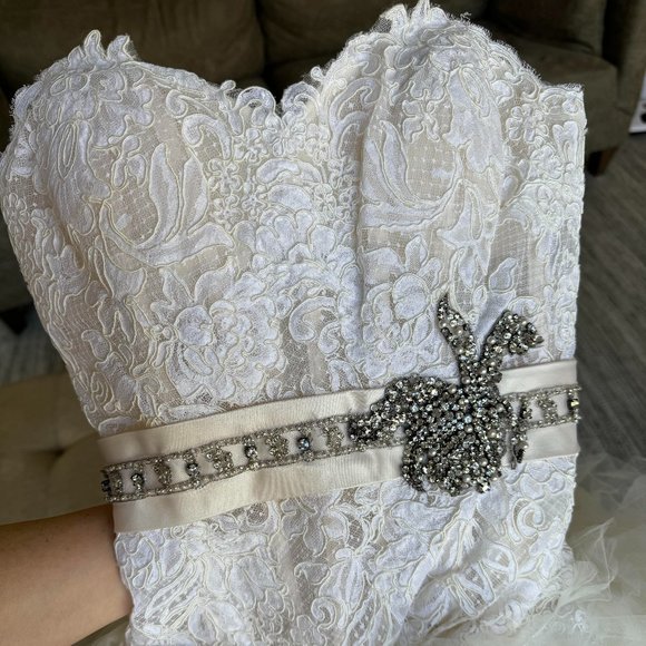 Eve of Milady Wedding Dress - Picture 2 of 4